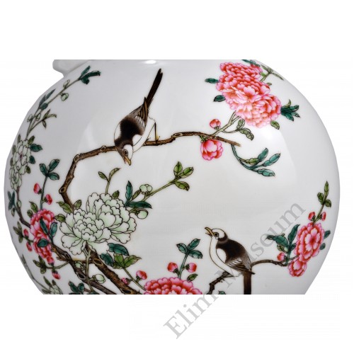 1451  A Fengcai flask vase with  flower and birds pattern  